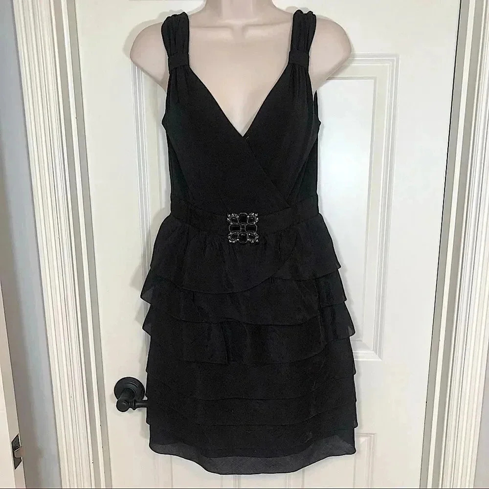 𝅺Max & Cleo black V-neck black‎ dress with ruffle bottom size 4